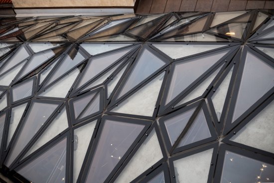 Každý kus skla byl individuálně zaměřen, vyroben a osazen týmem specialistů HELUZ IZOS pod vedením projektového manažera Martina Najmana.