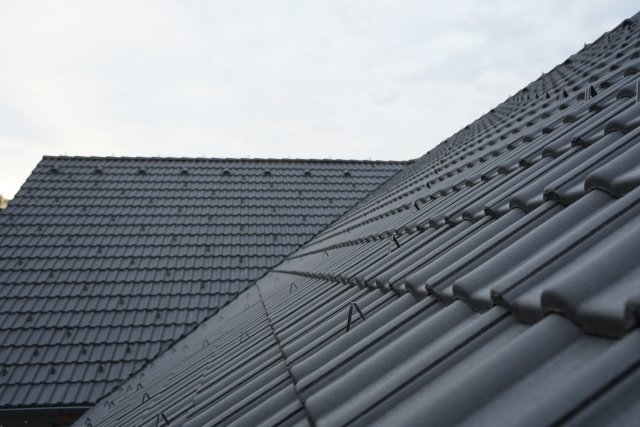 Detail střechy Beta Samet černá s protisněhovými háky a větracími taškami