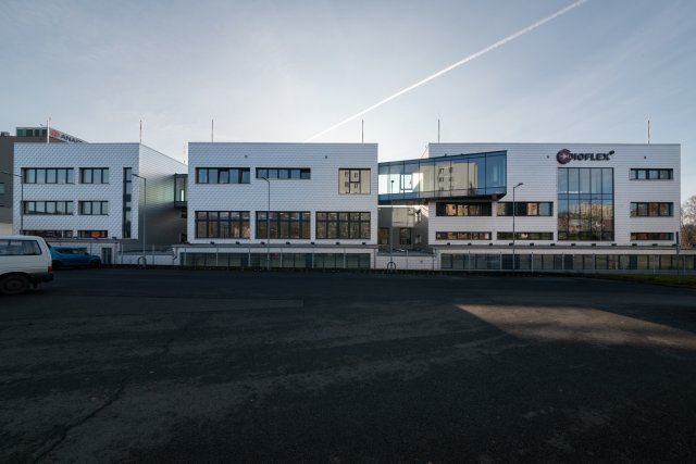 Nosnou konstrukci rozšířeného výrobního závodu tvoří železobetonový skelet, výplňové zdivo je realizováno z cihel HELUZ. Foto: Jiří Hloušek Photo