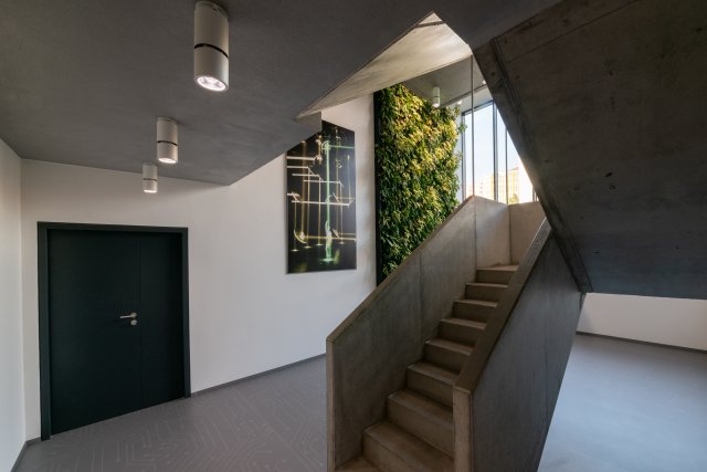 Zdění probíhalo na maltu SIDI, předem připravenou tenkovrstvou maltu určenou pro zdění broušených cihel HELUZ. Foto: Jiří Hloušek Photo