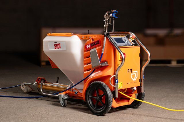 Nedílnou součástí systému je i připravená malta HELUZ SIDI, která výrazně zrychluje zdění a snižuje nároky
      na pracovní sílu.  Foto: Jiří Hloušek Photo