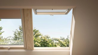 Střešní okno VELUX vpouští do interiéru přirozené denní světlo z různých úhlů.