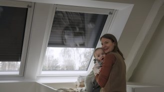 Okno je možné dovybavit hliníkovými venkovními roletami VELUX, které zajistí příjemnou vnitřní teplotu a útulné bydlení.