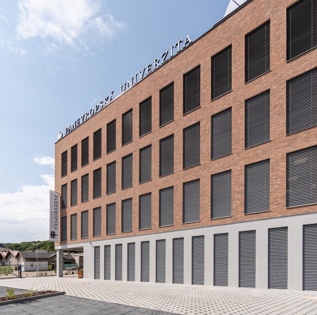 Fasáda z lícových cihel Terca Pastorale odkazuje na průmyslovou minulost lokality.