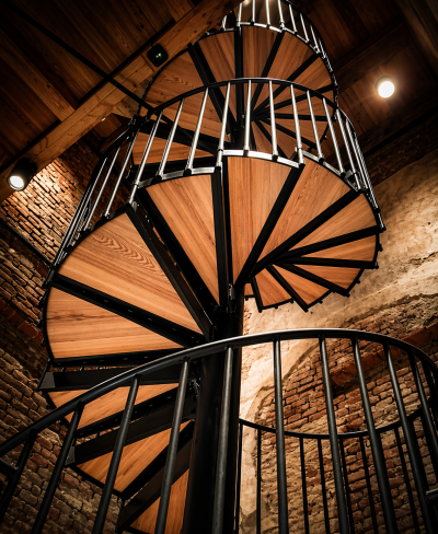 Schodiště a lávka jsou vizuálně propojeny zábradlím tvořeným svisle kladenými ocelovými tyčemi, ukončenými dřevěným madlem.