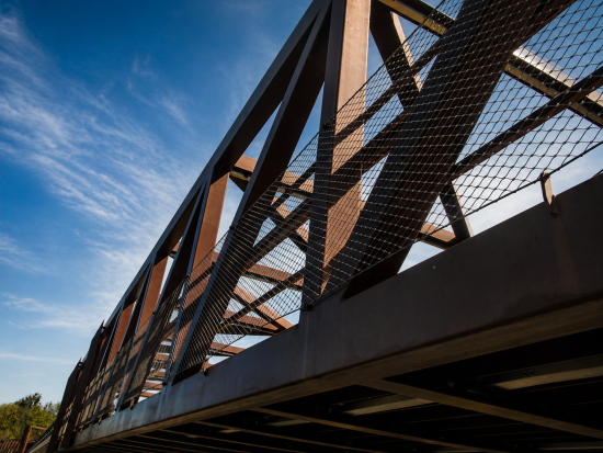 Výrobcem lávky je závod Excon v Teplicích, kde sjednotili technologii výroby všech typů z JA profilů. 