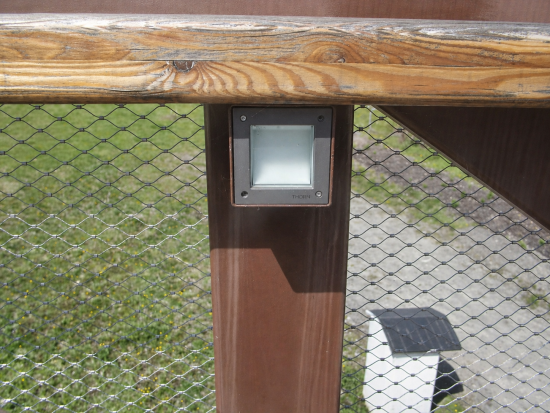 Zábradlí je ze čtvercových trubek ve třech úrovních, v nejvyšší úrovni doplněné dřevěným madlem s osvětlením.. 