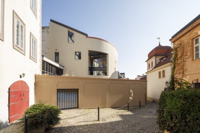  Architektura domu vychází z tvaru pozemku lemovaného několikrát zalomenou obvodovou zdí, který v půdorysu připomíná písmeno D.