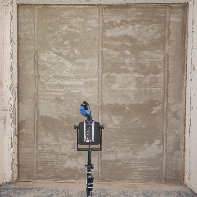 Doporučeny jsou elektroinstalační krabice se zvýšenou akustickou izolací, které mají pevnější obal a membránu pro prostup kabelů.