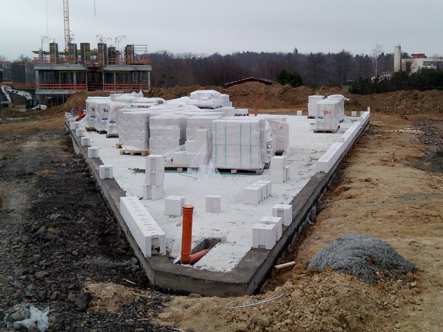 Vápenopískové zdicí bloky Sendwix zvládnou díky vysoké objemové hmotnosti více než jiné typy materiálů.