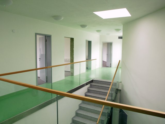 Vápenopískové bloky dobře drží teplo i chlad a zároveň tlumí hluk, takže se uvnitř bydlí příjemněji a ušetříte za vytápění i klimatizaci.