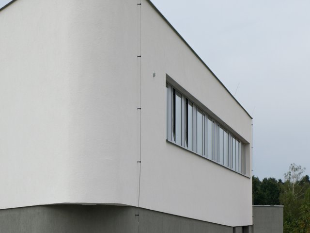 Na malém a atypickém pozemku vznikla dvoupodlažní trojúhelníková budova z bloků Sendwix, která chytře kombinuje úspornost a maximální využití prostoru.