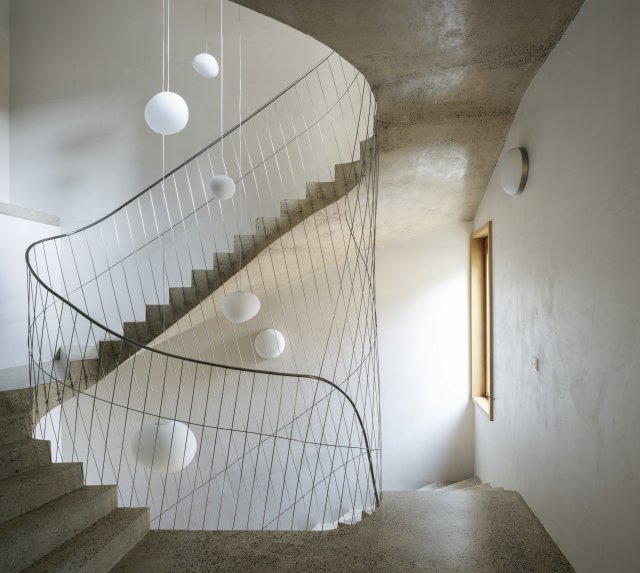 Schodiště je vyhotovené z monolitického bílého betonu.