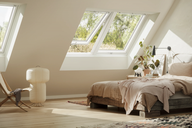 Nová výklopně-kyvná střešní okna GNL a bezúdržbová okna GNU zpřístupňují jedinečné prostorové a vizuální přínosy širšímu spektru projektů.