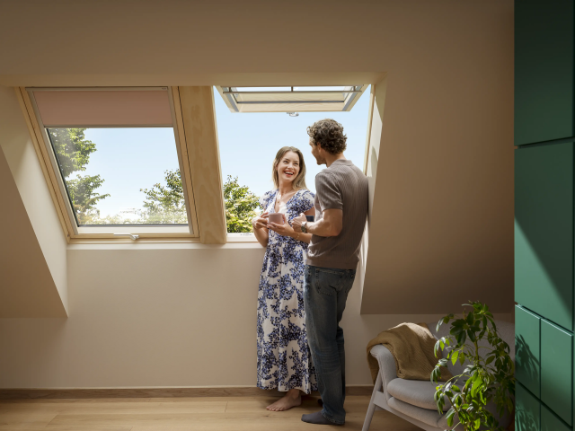  Výklopná konstrukce maximalizuje jak vizuální propojení s exteriérem, tak využitelnou výšku interiéru.