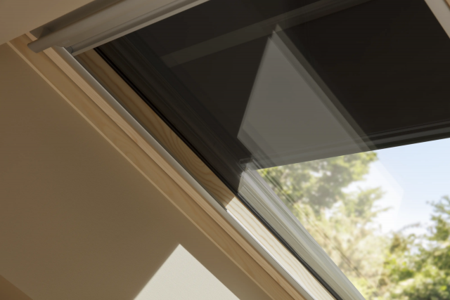 Výklopně-kyvná střešní okna VELUX lze doplnit o rolety a chytré systémy, které zajišťují komfort a příjemné vnitřní klima po celý rok.