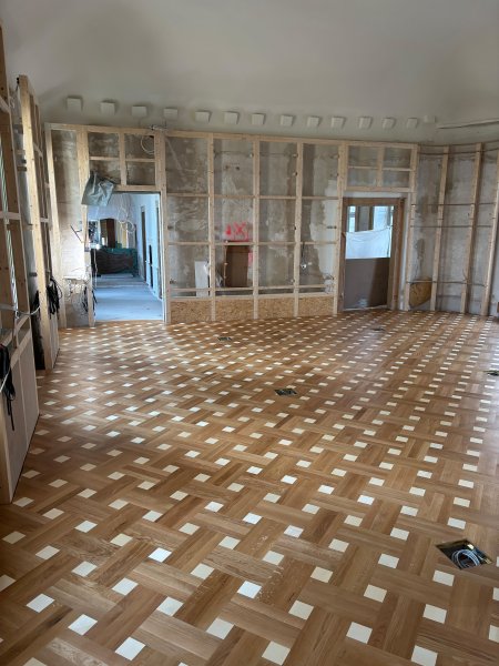 Směr pokládky podlahy a její geometrie byly zvoleny tak, aby zdůraznily proporce místnosti a historicky inspirované linie interiérového designu.