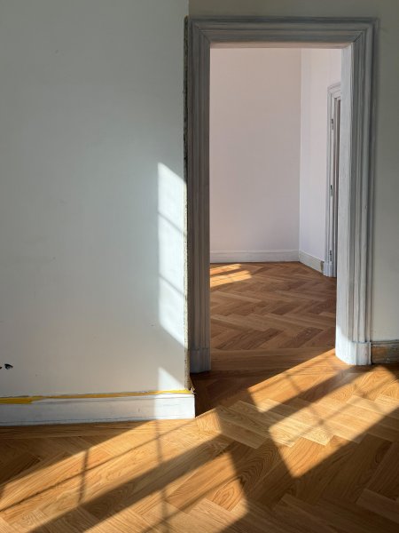 Aby se zachoval vzhled a funkčnost nově zrenovované dřevěné podlahy i v dlouhodobém horizontu, byl jako závěrečná povrchová ochrana nanesen přípravek Magic Oil Care.
