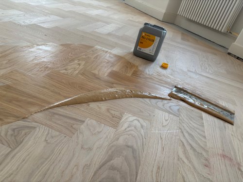 Po zbroušení nově položené parketové podlahy byl povrch ošetřen tmelem Pall-X Filler.
