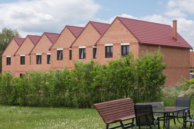 Samotné domy jsou navrženy s důrazem na praktické dispoziční řešení a vysokou kvalitu provedení. 