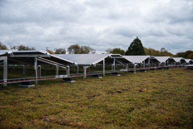 Přestože biosolární střecha představuje pouze spojení dvou dnes běžných technologií, její návrh je výrazně složitější než návrh samotné fotovoltaické elektrárny nebo extenzivní vegetační střechy.