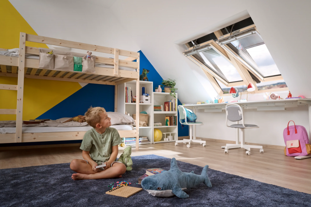 Střešní okna VELUX přivádějí do podkroví denní světlo a čerstvý vzduch, takže i dětský pokoj pod střechou působí vzdušně, příjemně a plnohodnotně.