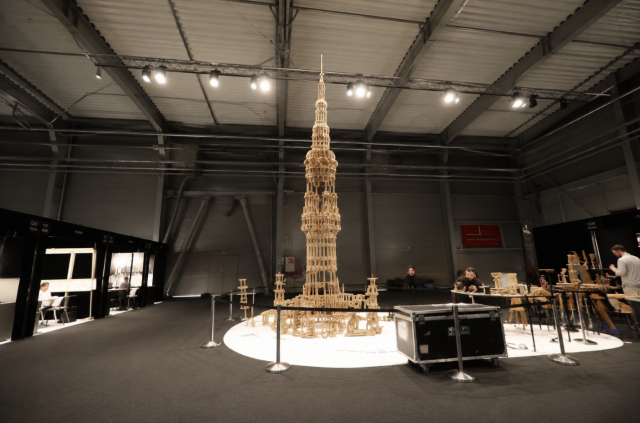 Nepřehlédnutelnou dominantou letošního ARCHITECT@WORK byla monumentální dřevěná instalace italského umělce Raffaele Salvoldiho.
