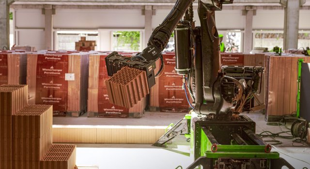 Robotické zdění svou rychlostí a přesností šetří peníze investorů a minimalizuje chyby.