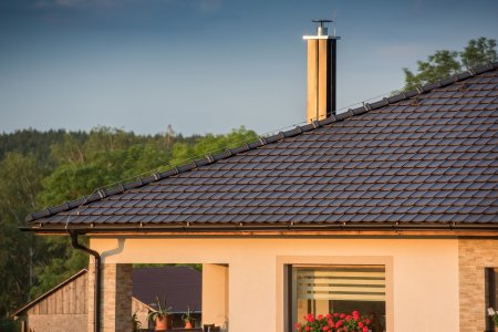 Při dodržení správného návrhu lze pálenou krytinu použít i na střechách s menším sklonem, jaké jsou k vidění například na bungalovech.