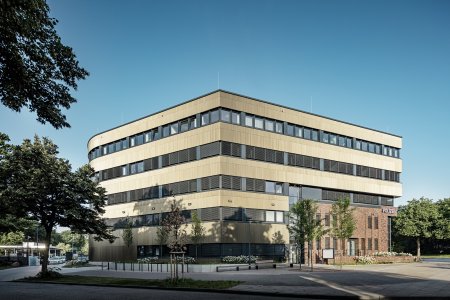 Dopadající světlo během dne zvýrazňuje jednotlivé hrany profilu a fasádě pokaždé propůjčuje trochu jiný vzhled.