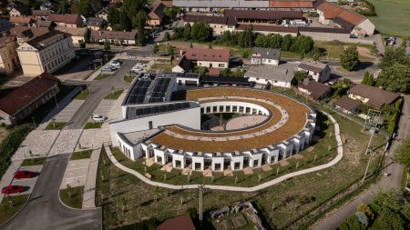 O návrh stavby se postaral architekt Jaromír Chmelík.
