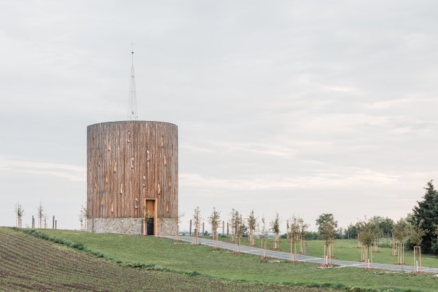 Kaple Panny Marie Bolestné v Nesvačilce zaujme kruhovým půdorysem, dřevěným pláštěm a stavitelskými postupy inspirovanými středověkou architekturou.
Zdroj: MgA. Ondřej Bouška 