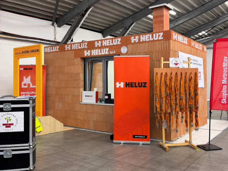 Součástí letošního FOR ARCH je také interaktivní staveniště Future Builders, kde si návštěvníci mohou pod dohledem odborníků vyzkoušet vybraná stavební řemesla a práci s reálnými materiály i nástroji.