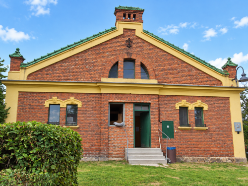 Uprostřed fasády nechybí ani letopočet 1902, kdy byl písecký hřebčinec vybudován.