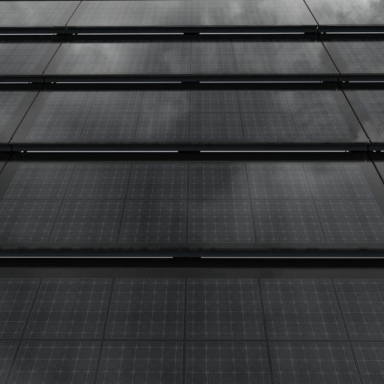 Detail integrovaných modulů Wevolt X-Tile, které nahrazují část střešní krytiny a vytvářejí jednotnou plochu střechy.