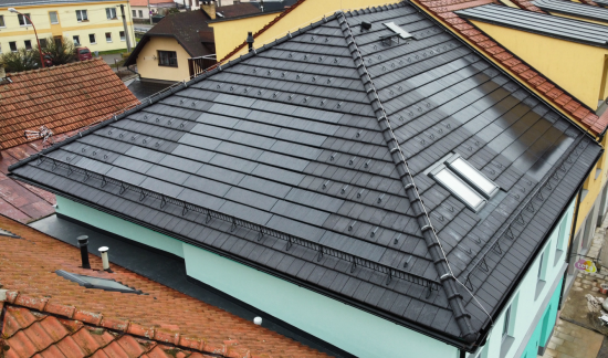 Integrovaná fotovoltaika může být součástí samotného návrhu střechy a působit přirozeněji než běžné nadstřešní panely.