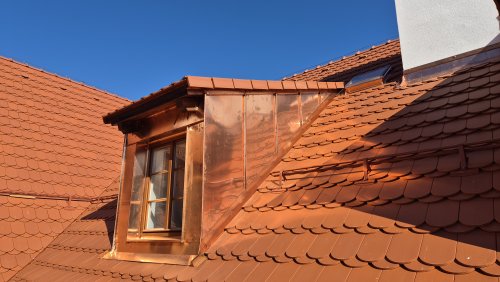 Pro novou střešní krytinu byla zvolena tradiční pálená taška Tondach Bobrovka. Foto: wienerberger