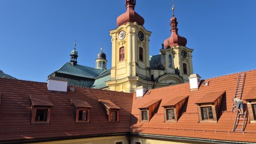 Na opravu střechy za více než 13 milionů korun přispěla vedle evropské dotace také řada dárců z Česka i zahraničí. Foto: wienerberger