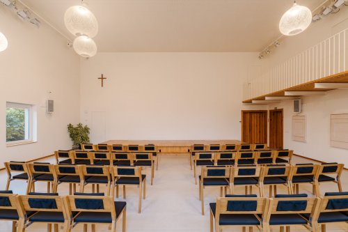 Designové židle byly navrženy pro potřeby modlitebny. Foto: Martin Faltejsek