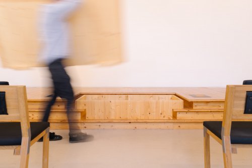 Multifunkční podium ukrývající technologické prvky. Foto: Martin Faltejsek