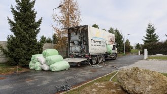 Směs se míchá ve speciálním vozidle. K tomu je potřeba voda a elektrická přípojka (případně elektrocentrála). Doprava směsi probíhá pomocí hadice, která může být i několik desítek metrů dlouhá, což byl i tento případ.