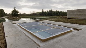 Rychlost lití není jediným plusem. Do 48 hodin hmota ztuhne na úroveň podlahového EPS polystyrenu.