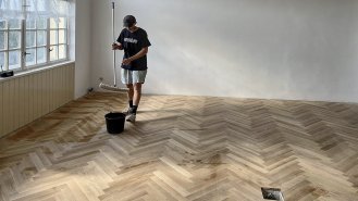 Olejování nové dřevěné podlahy.