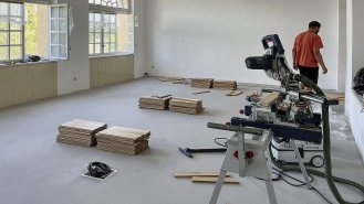 Do prostoru přepravené parkety a zakládání kontrolní řady.