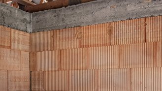 Keramické zdivo umožňuje bezproblémové napojení na původní stavbu.