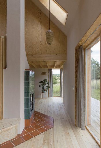 Z interiéru jsou panely omítnuty hliněnou omítkou a hliněným štukem.