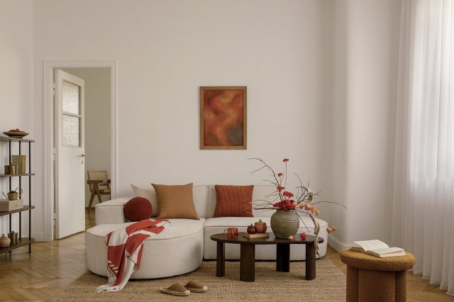 Nebojte se výrazných barev v interiéru. I malé akcenty, jako jsou okrové doplňky, dokážou výrazně změnit atmosféru prostoru. Zdroj: Followtheflow, Shutterstock