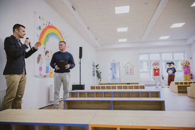 V nové přístavbě vznikla vstupní šatna určená jen na boty. Děti si tu po příchodu přezují a do dalších šaten si pak odkládají oblečení.