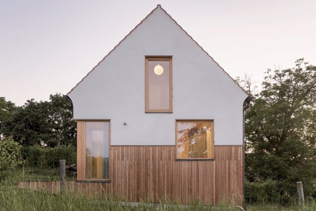 Casa De Mi Luna je zasazena do krajiny Karlštejna, odkud se otevírají výhledy na údolí Berounky a hrad Karlštejn. Dům je postaven z prefabrikovaných sláměných panelů Ecococon s hliněnými omítkami, vápennou fasádou, modřínovým obkladem a tradiční bobrovou taškou.