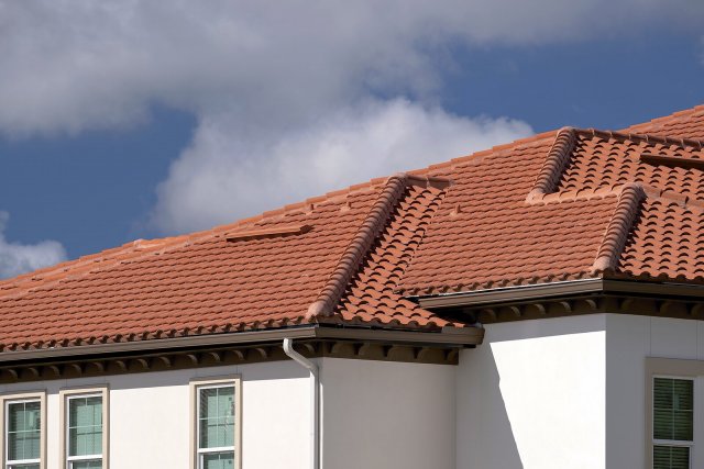 Tradiční pálená taška se hodí prakticky pro každou šikmou střechu. Není náhoda, že patří k nejoblíbenějším krytinám už po tisíce let. Zdroj: Bilanol, Shutterstock